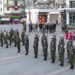 image-5968 kozan.gr: Η πρώτη έπαρση της σημαίας, για το 2017, στην κεντρική πλατεία Κοζάνης (Βίντεο)