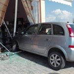 image-28296 kozan.gr: Τροχαίο ατύχημα στο δρόμο Κοζάνης – Κρόκου – Ι.Χ. έπεσε πάνω σε κατάστημα με νυφικά (Φωτογραφίες)