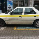 image-23664 kozan.gr: Πτολεμαίδα: Υπηρεσιακό αυτοκίνητο, παρκαρισμένο, κατά το ήμισυ, σε θέση ΑμεΑ (Φωτογραφίες)