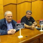 image-38480 kozan.gr: Ταμπελάκια, που φέρουν το σύνθημα: “Η Δυτική Μακεδονία πενθεί”, στα έδρανα περιφερειακών συμβούλων της αντιπολίτευσης (Φωτογραφίες)