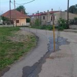 image-35437 Aπορία αναγνώστη στο kozan.gr για τοποθέτηση πασσάλων σε ασφαλτοστρωμένο δρόμο στον οικισμό Λευκοπηγής (Φωτογραφίες)
