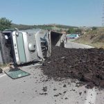 image-35373 kozan.gr: Ανατροπή φορτηγού, που μετέφερε κάρβουνο, λίγο πιο έξω από το Δρέπανο, στην έξοδο για Θεσσαλονίκη (Φωτογραφίες & Βίντεο)