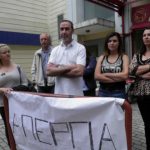 image-40497 kozan.gr: Απολυμένος υπάλληλος, έξω από το υπό εκκαθάριση κατάστημα της Συνεταιριστικής Τράπεζας Δ. Μακεδονίας:: «Οι απολύσεις είναι παράλογες. Πρέπει επιτέλους να ακουστούν αλήθειες γιατί έκλεισε αυτή η τράπεζα» (Φωτογραφίες-Βίντεο)