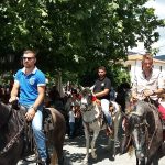 image-52094 kozan.gr: Γέμισε καβαλάρηδες η Ιερά Μονή Αγίου Παντελεήμονος Βλάστης – Τελέστηκε Πανηγυρική Θεία Λειτουργία – Ακολούθησε παραδοσιακό γλέντι στην κεντρική πλατεία της Βλάστης (Βίντεο)