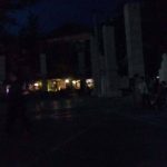 image-61617 Σχόλιο αναγνώστη: Ώρα 20:00 Κεντρική πλατεία Πτολεμαΐδας βυθισμένη στο σκοτάδι (Φωτογραφία)