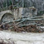 image-75813 Έπεσε στη διάρκεια της νύχτας το παλιό περίφημο γεφύρι της Ποριάς στην Καστοριά (Bίντεο & Φωτογραφίες)
