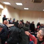 image-85925 kozan.gr: Χαμός και πάλι στις εργασίες του Εκλογοαπολογιστικού Συνεδρίου του Εργατικού Κέντρου Κοζάνης – Πήγαν να «πιαστούν» στα χέρια – Του «συνέδρου» η μάχη (Δείτε πλάνα στο kozan.gr από την αρχή των έντονων αντιπαραθέσεων)