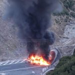 image-84909 Nταλίκα με πινακίδες Βουλγαρίας παραδόθηκε στις φλόγες στην Εγνατία Οδό, στο ρεύμα κυκλοφορίας προς Θεσσαλονίκη, στο ύψος της μεγάλης σήραγγας Μετσόβου (Βίντεο & Φωτογραφίες)