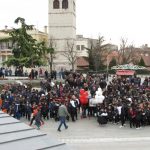 image-84495 kozan.gr: Γέμισε από κόσμο, κυρίως μικρά παιδιά, η κεντρική πλατεία της Κοζάνης, το πρωί της Κυριακής 21/1, στη συγκέντρωση αλληλεγγύης και συγκέντρωσης χρημάτων για το μικρό Αλέξανδρο Μελισσινό (Βίντεο & Φωτογραφίες)