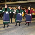image-89079 kozan.gr: Kεντρική πλατεία Κοζάνης: Η παρουσίαση των χορευτικών τμημάτων Καμβουνίων, το βράδυ της Τσικνοπέμπτης (Φωτογραφίες και Βίντεο)
