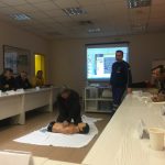 image-88483 Σε συνέχεια της συνεργασίας ΕΚΑΒ και ΔΕΗ η ομάδα εκπαιδευτών διασωστών βρέθηκε στον ΑΗΣ Καρδιάς για την παρουσίαση πρώτων βοηθειών (Φωτογραφίες)