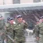 image-95042 kozan.gr: Ώρα 18:00: Κοζάνη: Με πυκνή χιονόπτωση η καθιερωμένη Κυριακάτικη τελετή υποστoλής της σημαίας (Βίντεο)