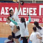 image-94823 kozan.gr: Κλειστό Λευκόβρυσης: Απονομές μεταλλίων στις αθλήτριες, δηλώσεις Περιφερειάρχη, δημάρχου Κοζάνης και ο γύρος του θριάμβου με το κύπελλο για την ομάδα γυναικών handball της Νέας Ιωνίας (Βίντεο)