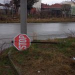 image-94233 Πτολεμαΐδα: Σχόλιο αναγνώστη στο kozan.gr για πεσμένη πινακίδα Stop (Φωτογραφία)
