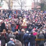 image-93178 kozan.gr: Με το πέρας της παρέλασης, άναψε από τον δήμαρχο Λ. Ιωαννίδη, ο φανός στην κεντρική πλατεία της Κοζάνης (Βίντεο)