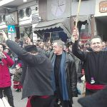 image-92265 kozan.gr: Παρέλαση: Τα μέλη του φανού «Μπουντανάθκα» ξεφαντώνουν με τα «περιστέρια», μπροστά από το δημαρχείο Κοζάνης (Βίντεο)