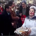 image-92260 kozan.gr: Παρέλαση: Οι φίλοι της παράδοσης, στα «λευκά», με θέμα «Η Αλίκη στον Αρίνταγα» κέρασαν κουλαράκια, με ειδικό σχήμα, τους επισήμους (Βίντεο)