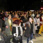 image-91117 kozan.gr: Κεντρική Πλατεία Κοζάνης: Μπήκε και ο κόσμος στο χορό και έγινε ένα με τους χορευτές των ποντιακών σωματείων, το βράδυ της Τετάρτης 14/2 (Βίντεο 11′ & Φωτογραφίες)