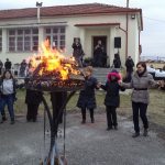 image-90098 Κοζάνη: Πραγματοποιήθηκε το απόγευμα της Κυριακής 11/2 η γιορτή της τραχανόπιτας – τσιγαρίδας στον αύλειο χώρο του δημοτικού σχολείου (Φωτογραφίες)