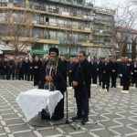 image-101048 kozan.gr: Πτολεμαΐδα: Ώρα 11:20 π.μ.: Eπιμνημόσυνη δέηση & κατάθεση στεφάνων στο Μνημείο των Πεσόντων της Κεντρικής Πλατείας, στο πλαίσιο του εορτασμού της 25ης Μαρτίου (Φωτογραφίες & Βίντεο)