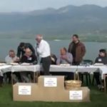 image-105128 Με πολύ μεγάλη συμμετοχή έγινε ο πρώτος αγώνας των αυγομαχιών στο Πάρκο της Νεράιδας (Βίντεο)