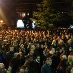 image-104458 Kozan.gr: Πλήθος κόσμου στην κεντρική πλατεία Πτολεμαΐδας, στην περιφορά του επιταφίου του Ι.Μ.Ν. της Αγίας Τριάδος, υπό τους ήχους της Φιλαρμονικής του Δήμου Εορδαίας (Bίντεο 7′ & 30 Φωτογραφίες)
