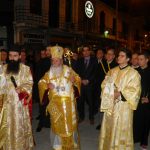 image-104337 kozan.gr: Πλήθος πιστών στην περιφορά του Επιταφίου στον Ι.Μ.Ν. του Αγίου Νικολάου στην Κοζάνη, το βράδυ της Μ. Παρασκευής (112 Φωτογραφίες & Βίντεο 7′)