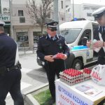 image-104071 kozan.gr: Πασχαλινά αβγά και φυλλάδια μοίρασε, σήμερα Μ. Πέμπτη, η Τροχαία Κοζάνης (Φωτογραφίες & Βίντεο)
