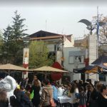 image-104029 kozan.gr: Κεντρική Πλατεία Πτολεμαΐδας: Έβαψαν το πασχαλινό αβγό ύψους 2 μέτρων και 10 εκατοστών (Βίντεο & Φωτογραφίες)