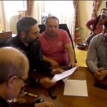 image-103930 kozan.gr: Κραυγή αγωνίας των ιδιοκτητών καφετεριών στη συνάντηση με το δήμαρχο Κοζάνης: «90% κάτω η δουλειά μας. Θα καταστραφούν οικογένειες. Δεν μπορούμε να αντέξουμε. Εμείς τηρούμε το νόμο, όμως βλέπουμε άδεια μαγαζιά.» – «Θέλω να σας ξεκαθαρίσω ότι ο νόμος από την πλευρά του δήμου θα συνεχίσει να εφαρμόζεται», η απάντηση του δημάρχου Κοζάνης – Όσα συνέβησαν στη σημερινή συνάντηση στο δημαρχείο (25′ Βίντεο)