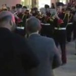 image-105824 kozan.gr: Η συμβολική ενέργεια αναγνώρισης και σεβασμού του Αρχιμουσικού της Πανδώρας Νικόλαου Χρυσοχόου στον προκάτοχό του Πάρι Καραχάλιο, κατά τη διάρκεια της λιτάνευσης της εικόνας της Παναγίας της Ζιδανιώτισσας (Βίντεο)