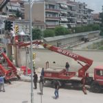 image-114252 kozan.gr: Πτολεμαΐδα: Βίντεο & φωτογραφίες από τις εργασίες τοποθέτησης νέων σηματοδοτών (φαναριών) στη διασταύρωση των οδών 25ης Μαρτίου & Διοικητηρίου, μπροστά από το δημαρχείο Εορδαίας