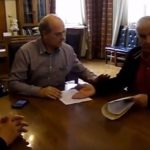image-110960 kozan.gr: «Δώστα», απάντησε ο Χρήστος Ψαλλίδας στον Aντιδήμαρχο Κοζάνης, Γιώργο Βαλαή, όταν ο τελευταίος ανέφερε ότι το ειδικό τέλος 80% επί της αξίας του νερού είναι, για κάθε νοικοκυριό, περίπου 100 ευρώ το χρόνο – Τα «γαλλικά» με τη λήξη της συνάντησης (Βίντεο)