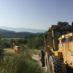 image-117303 Εργασίες συντήρησης, αποκατάστασης και διαμόρφωσης αγροτικής οδοποιίας εκτελούν αυτές τις ημέρες τα γκρέιντερ του Δήμου Σερβίων-Βελβεντού