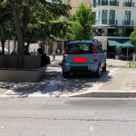 image-116723 Φωτογραφίες αναγνώστριας στο kozan.gr για σταθμευμένο αυτοκίνητο στην κεντρική πλατεία της Κοζάνης