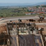image-116688 kozan.gr: Με γοργούς ρυθμούς η κατασκευή των πρώτων δύο κτηρίων της Πανεπιστημιούπολης Δ. Μακεδονίας, στην περιοχή ΖΕΠ Κοζάνης (Βίντεο & Φωτογραφίες)
