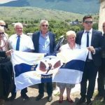 image-116249 kozan.gr: O δήμαρχος Σερβίων Βελβεντού Αθανάσιος Κοσματόπουλος, στη Γαλατινή Βοΐου, στο τρισάγιο του Νικολάου Γκαντώνα, υπουργού επί χούντας και στενού συνεργάτη του Γεωργίου Παπαδόπουλου (Φωτογραφία)