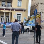 image-119207 kozan.gr: Με τραγούδια για τη Μακεδονία κι Ελληνικές σημαίες, πολίτες, που ήταν στο συλλαλητήριο στο Πισοδέρι Φλώρινας, έκαναν μια στάση μπροστά στο δημαρχείο Κοζάνης (Βίντεο)