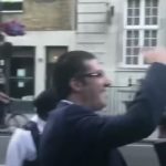image-120971 Η στιγμή της φραστικής επίθεσης στον Πρωθυπουργό Αλέξη Τσίπρα από Έλληνες του Λονδίνου -Ολόκληρο το βίντεο