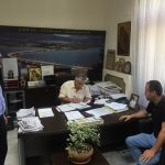 image-120764 Δήμος Σερβίων – Βελβεντού: Υπογραφή σύμβασης για κατασκευή πεζοδρομίου σε επαρχιακή οδό Βαθυλάκκου – Ροδίτη (Βίντεο)