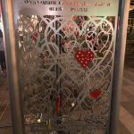 image-135460 kozan.gr: Στήθηκε, στην κεντρική πλατεία Κοζάνης, το βράδυ της Πέμπτης 27/9, ο «Τοίχος των Ερωτευμένων» (Φωτογραφίες)