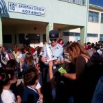 image-132949 Ενημερωτικά φυλλάδια διανεμήθηκαν σήμερα από τροχονόμους σε μαθητές Δημοτικών Σχολείων και γονείς σε περιοχές της Δυτικής Μακεδονίας (Φωτογραφίες)