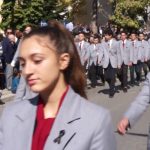 image-138282 kozan.gr: Mε μαύρο κορδελάκι, στο πέτο, ως ένδειξη πένθους, για το θάνατο των παιδιών σε τροχαίο στο δρόμο Κοζάνης – Κρόκου, παρέλασε το 1ο ΓΕΛ Κοζάνης (Βίντεο)