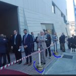 image-137545 kozan.gr: Αρνητική εντύπωση και πολλά σχόλια για τις ζάντες, που χρησιμοποιήθηκαν ως στηρίγματα – βάσεις για τα κολονάκια, μπροστά από την είσοδο του νέου κτηρίου της Βιβλιοθήκης(Φωτογραφίες)