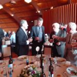 image-137524 kozan.gr: Τα «εις υγείαν», τσουγκρίσματα, του Προέδρου της Δημοκρατίας με όλους τους παρευρισκόμενους στη δεξίωση, προς τιμήν του, σε οικογενειακό κέντρο στα Πετρανά Κοζάνης (Φωτογραφίες)
