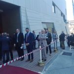 image-137401 kozan.gr: Ώρα 10:50 π.μ.: Έξω από το κτήριο της δημοτικής βιβλιοθήκης Κοζάνης, πριν την άφιξη του Προέδρου της Δημοκρατίας Προκόπη Παυλόπουλου (Φωτογραφίες)