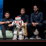 image-136330 Η EOS The Robot μαζί με την ομάδα Hyperion Robotics από το Πανεπιστήμιο Δυτικής Μακεδονίας τράβηξαν τα βλέμματα στο συνέδριο καινοτομίας «Disrupt Greece» (Βίντεο)