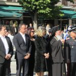 image-141469 kozan.gr: Ώρα 11:00 π.μ.: Η επιμνημόσυνη δέηση στην κεντρική πλατεία Κοζάνης, με αφορμή τη σημερινή επέτειο της 28ης Οκτωβρίου, παρουσία της Υφυπουργού Προστασίας του Πολίτη Κατερίνας Παπακώστα – Κατάθεση στεφάνων (Βίντεο & Φωτογραφίες)