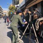 image-141545 kozan.gr: Κοζάνη: Στρατιωτικοί μοίρασαν σημαιάκια σε παιδιά, λίγο πριν την παρέλαση για την Εθνική Επέτειο της 28ης Οκτωβρίου (Φωτογραφίες)