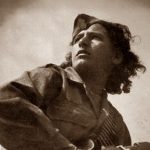 image-139972 Έφυγε» από τη ζωή η θρυλική αντάρτισσα Τιτίκα Παναγιωτίδου (Ελένη Γκελντή), από την Ποντοκώμη Κοζάνης – Ήταν μια απ’ τις τριάντα γυναίκες που κατετάγησαν στην 9η Μεραρχία του ΕΛΑΣ στον Πεντάλοφο Κοζάνης – Επιλέχθηκε απ’ το φωτογράφο Σπύρο Μελετζή, ως το καταλληλότερο πρόσωπο για να συμβολίσει τη γυναίκα της Αντίστασης